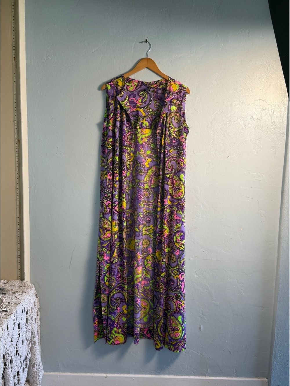 Vintage Sleeveless Maxi Dress with Vibrant Paisley Print